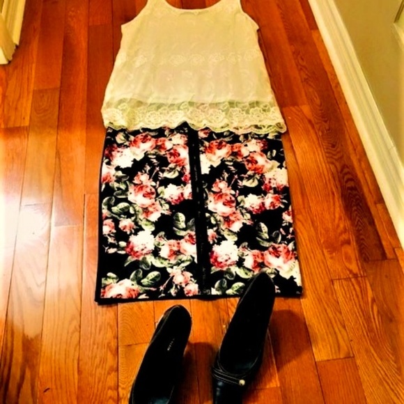 Women's Pencil Skirt - Picture 2 of 10